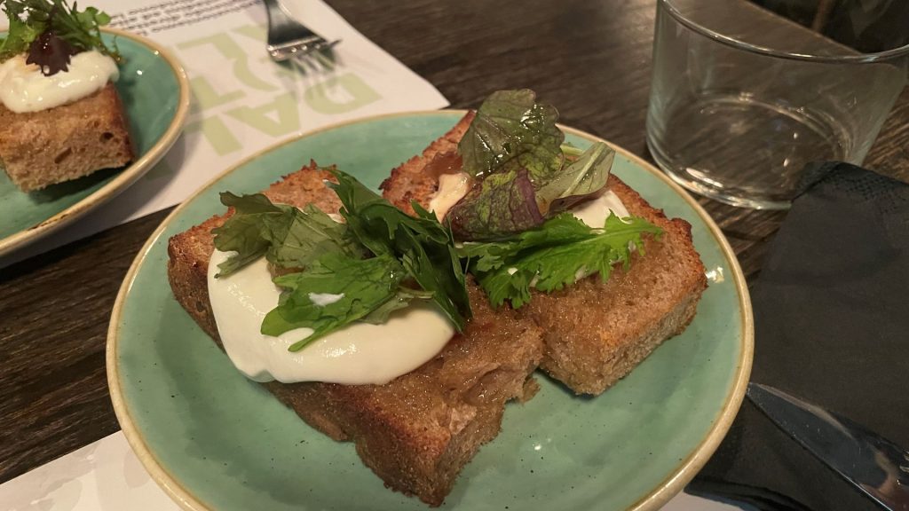 I crostoni di pane con yogurt, fivhi e mosto cotto dell'osteria Linearetta.